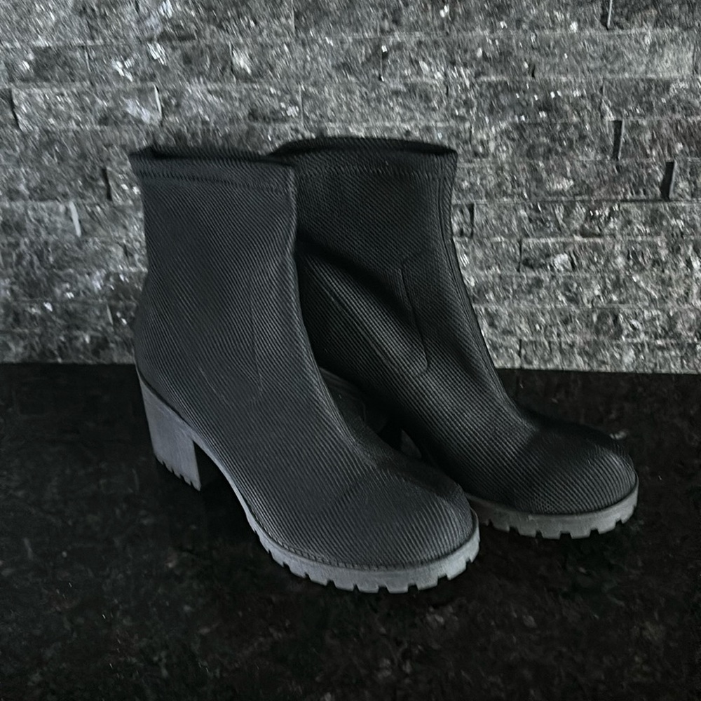 Ladies Dirty Laundry boots, size 9, only worn once, stretchy fabric upper.
